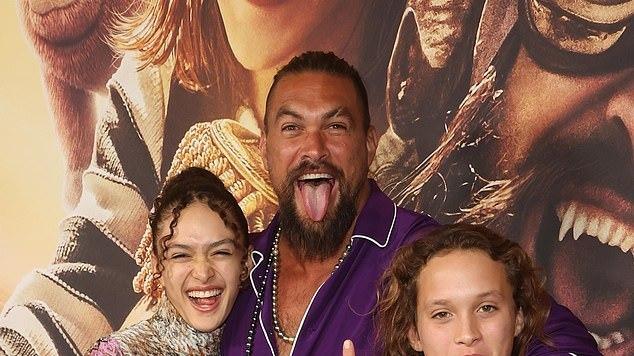 主持人|43岁杰森·莫玛访谈时突然赤身，只留“布帘子”遮羞，主持人擦汗