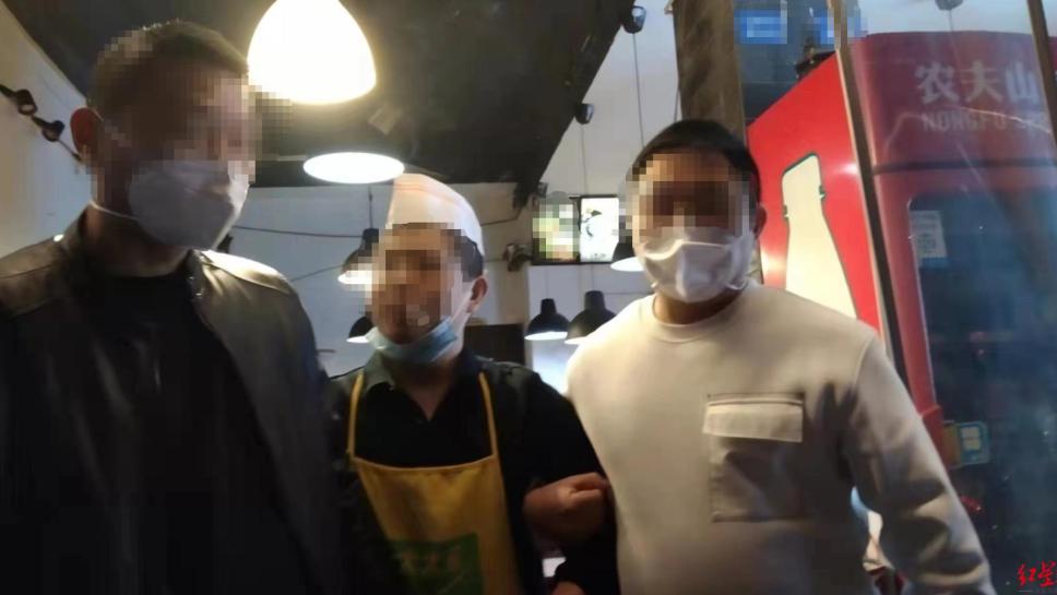 男子越狱潜逃22年落网：当年因抢劫被判12年 冒用死者身份藏身小吃店打工