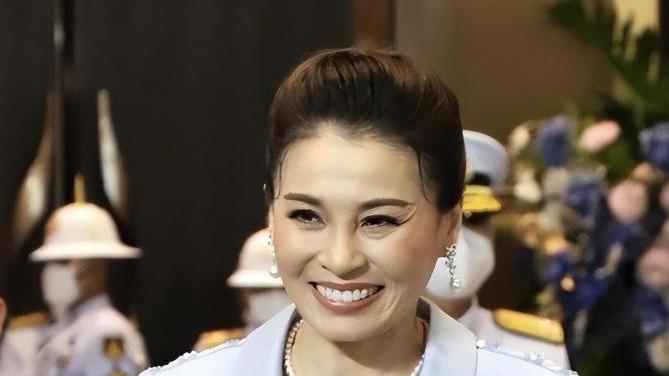 整容|70岁老国王迷恋整容，苏提达含泪跟随，一张脸肿的像发面馒头