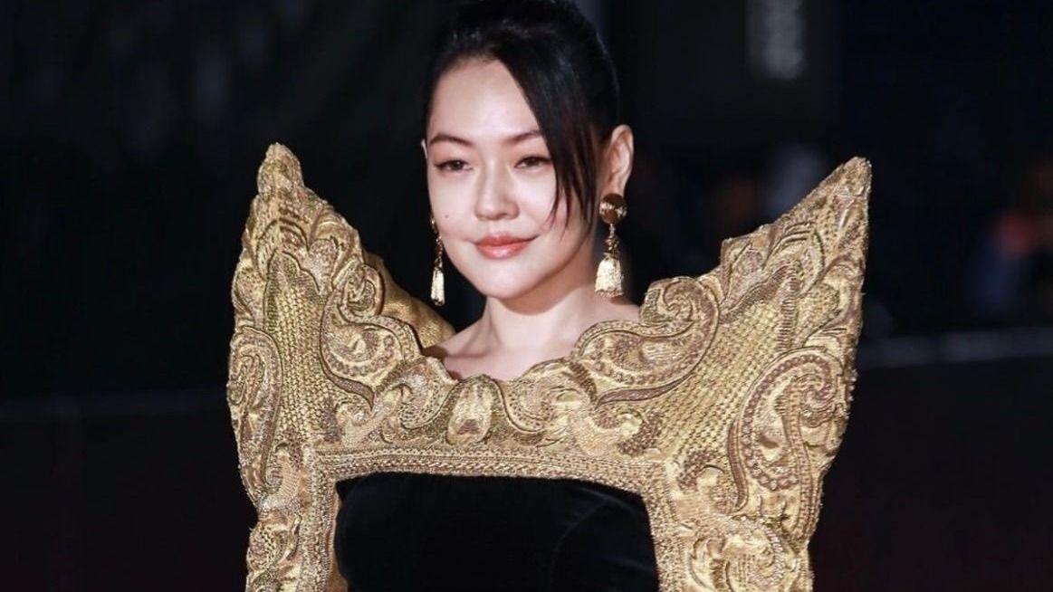 小S|44岁小S红毯造型好雷人，晚礼服很像画框，身姿曼妙全靠气场来撑