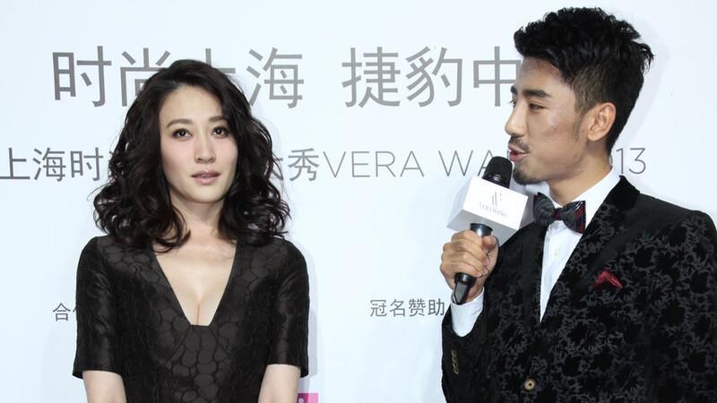 小黑裙 李小冉还是“踩雷了”，穿小黑裙秀玲珑曲线，奈何卷发造型太显老