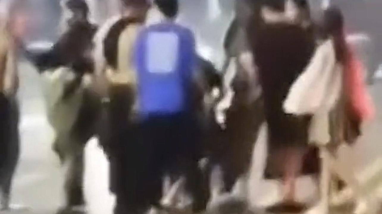 河南辉县，2名女子凌晨被十几人围殴
