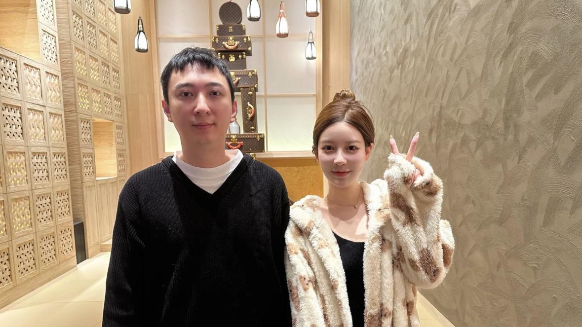 王思聪|34岁王思聪与美女富婆合影！一本正经表情绅士，门当户对关系成疑