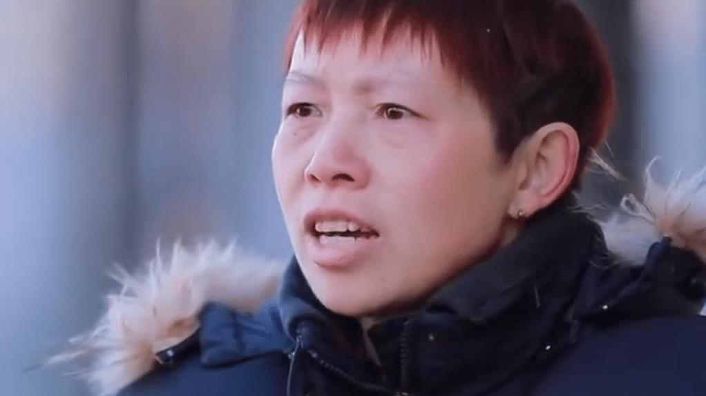 湘潭26岁女子被拐嫁53岁光棍为妻不肯回家，邻居：老男人很疼她！