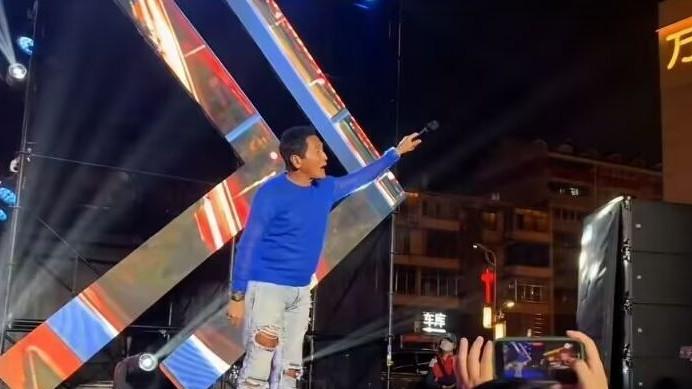 齐秦|62岁齐秦现身长沙商演，挺大肚腩卖力演唱，穿破洞牛仔裤遭吐槽