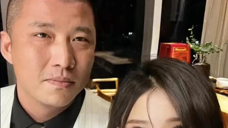 陈思诚|陈思诚与超级网红“二驴”聚会时，偶遇一位年轻女孩