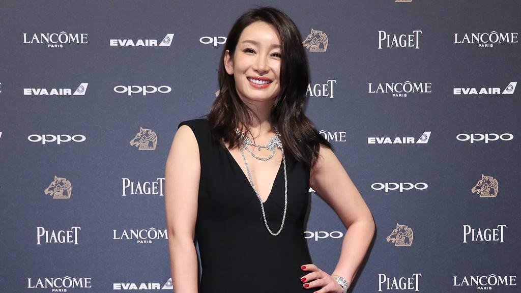 美颜|影后秦海璐直播直接关掉美颜，真面目现形网友看傻