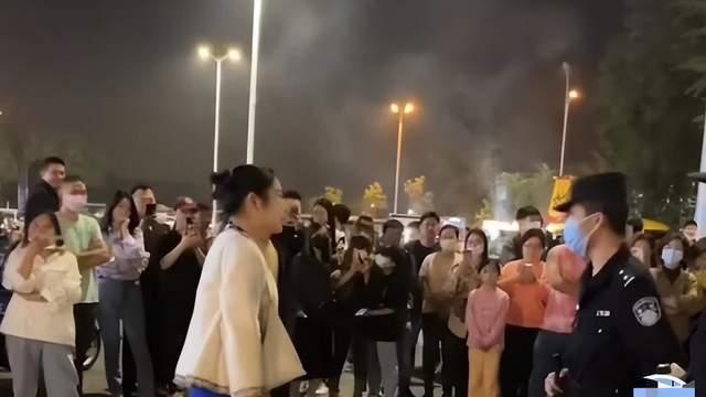 江门女老板穿着这件衣服，被群众举报，女老板：我凭什么不能穿？