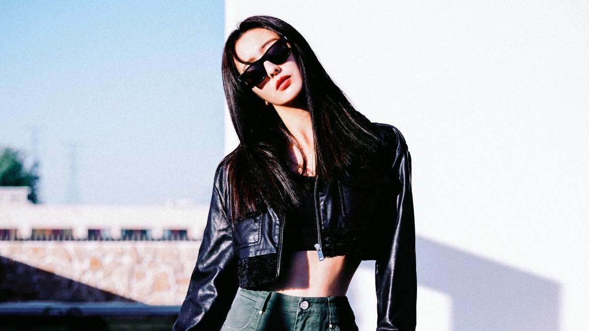 佟丽娅|佟丽娅新造型又有新风格，短款皮衣马甲搭配工装裤，酷帅又时髦