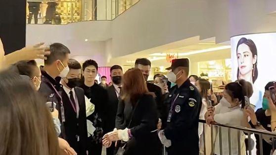 朱亚文|38岁朱亚文现身吉林长春，身板笔挺戴眼镜显斯文：都开始接商演了