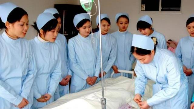 教师|高考二本分数的女生，志愿选学护理还是师范？未来差距有点大