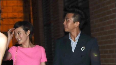 孙俪|粉色连衣裙搭配黑色丝袜，孙俪变身夜幕少女，网友：真羡慕！