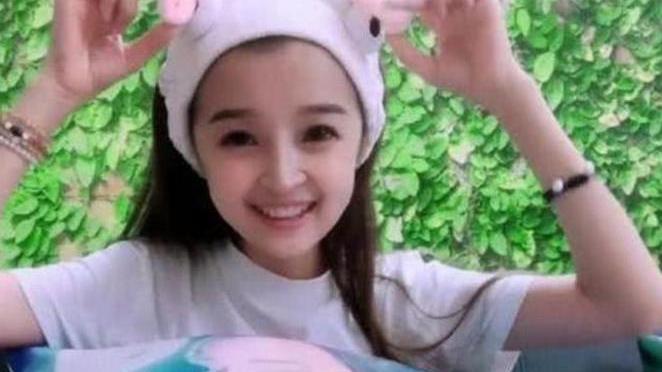 1米3“袖珍女孩”走红，自信乐观颜值高，只看单人照还以为是1米7