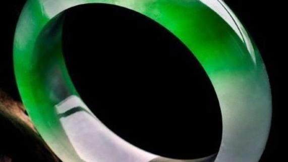 翡翠手镯|买翡翠手镯一定要识货，有一些雷区不要踩，不然就会损失钱财