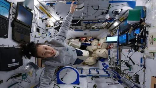 外国人质疑中国空间站，水杯平放桌面分明是在地球，网友回复亮了