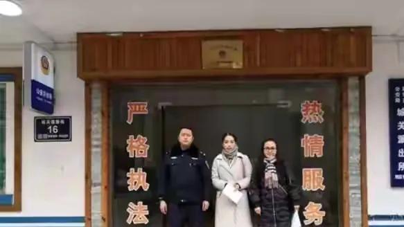 纪实父亲入狱母亲改嫁，6岁女童靠吃垃圾果腹，31年后与生父团聚