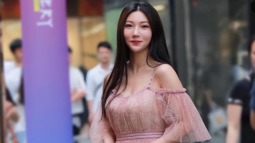 上海女子穿超短裙走路自信带风，腰间只缠绕两根绳子，引路人热议