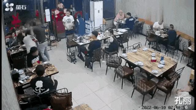 有玄机！唐山烧烤店现场视频中，有个十分蹊跷的地方
