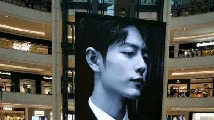 肖战|肖战遭国际大牌翻牌子：ins发海报不配文字！