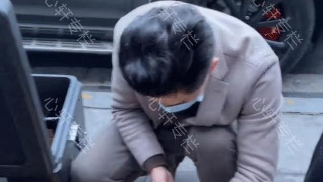 “讲究”！成都男子卖早餐，每天梳油头，穿西装戴名表开豪车