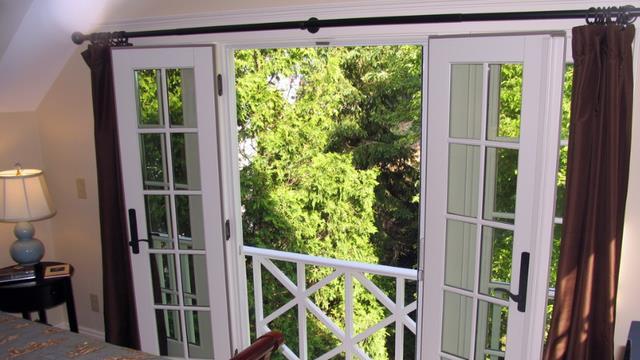 指望玻璃窗封阳台你就错了，老师傅仅用一扇玻璃门就搞定，够灵活