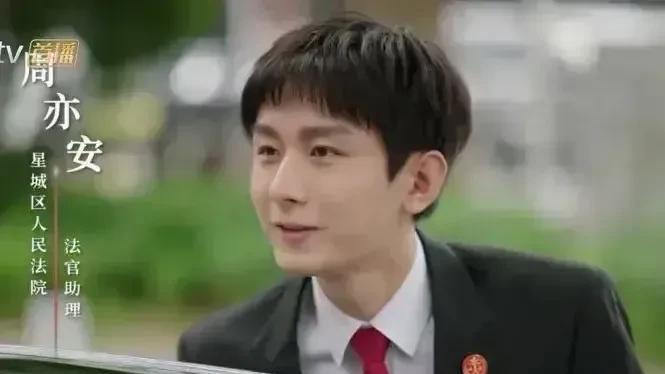 阿娇|成毅现代剧网友都说太丑，古偶剧滤镜是真重，离开滤镜真考验颜值