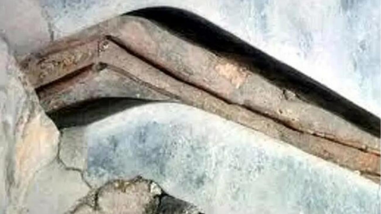 青海发现大量15万年前的“铁管”，贯穿整个岩壁，究竟是谁的杰作？