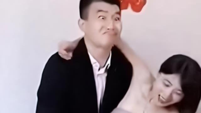 伴郎抱着伴娘做深蹲，没想到糗大了，网友：恨不得找个地缝钻进去