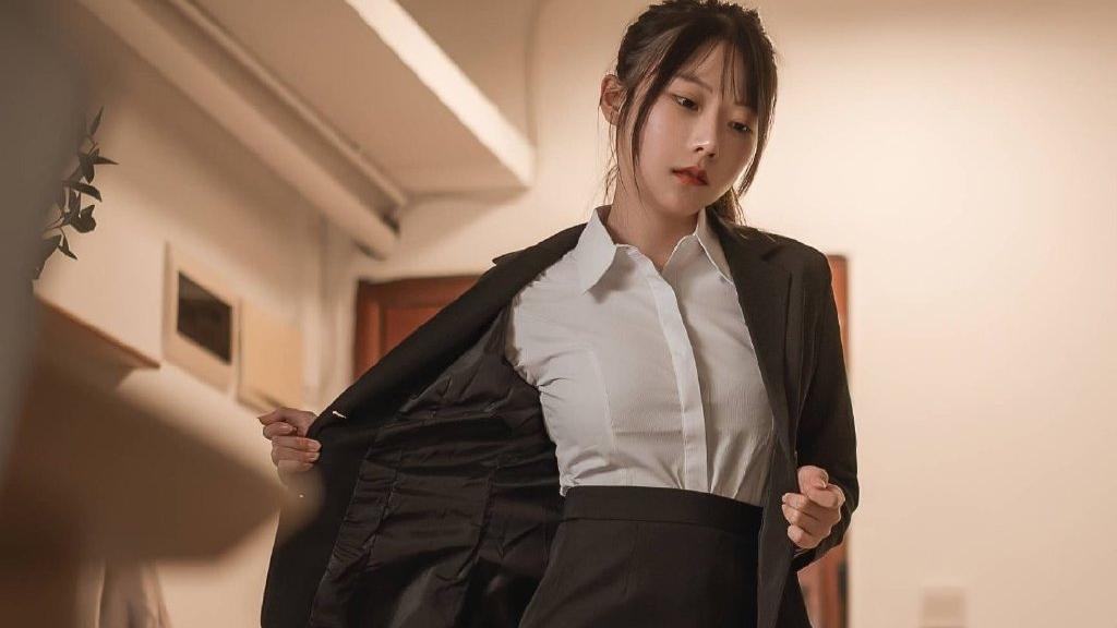 衬衫|灰白色衬衫搭配黑色包臀裙低调又不失干练的美，精致感十足