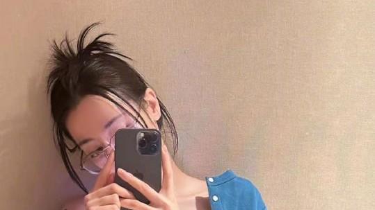 迪丽热巴|迪丽热巴晒马甲线自拍，背景墙与黄景瑜是同款，两人恋情再惹猜测