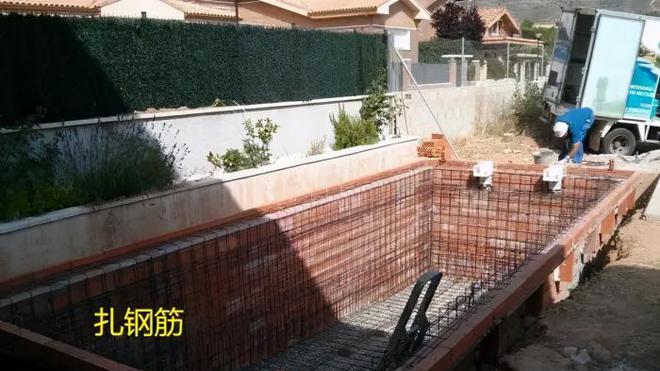 老爸闲不住，好好的院子非要现浇个泳池，没想到邻居纷纷夸赞！