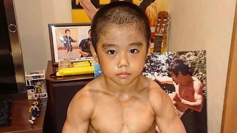 李小龙|12岁男童被称为“迷你李小龙”，能做双指俯卧撑，已成为电视明星