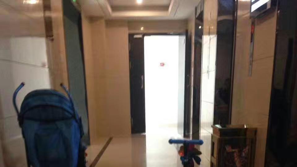 邻居走廊当厨房做饭，电梯口全是杂物，物业都不敢管怎么办
