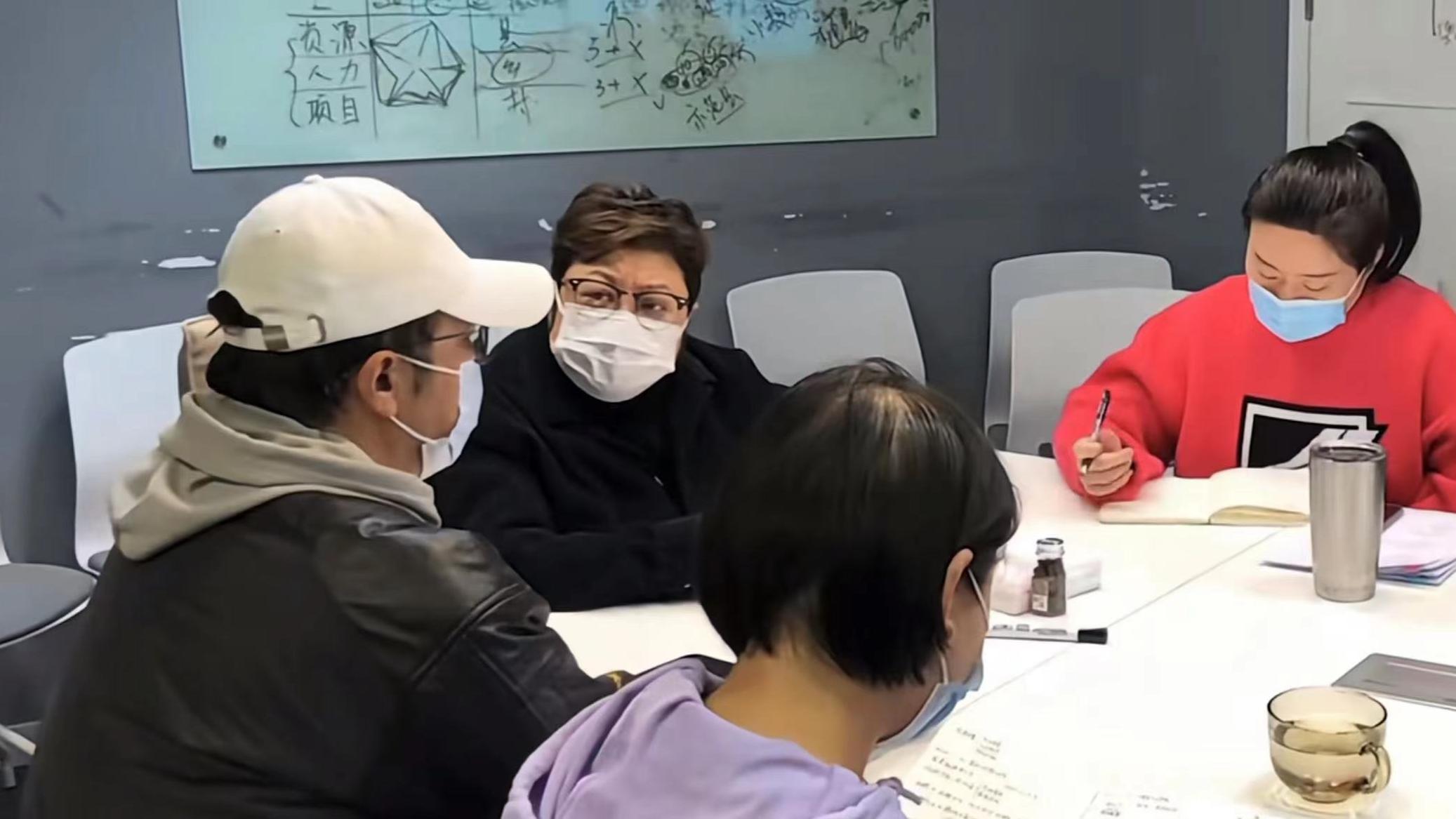 韩红|韩红捐600万用于新冠救治！面容浮肿仍虚弱，架相机又陷摆拍争议