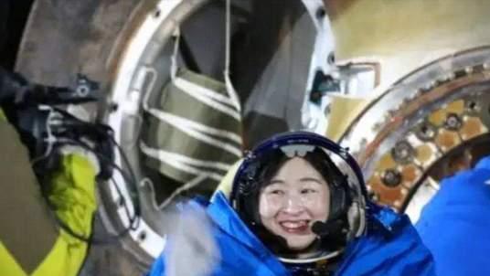咋回事！神十四返回，宇航员脸“发福”肿了？太空伙食太好了？