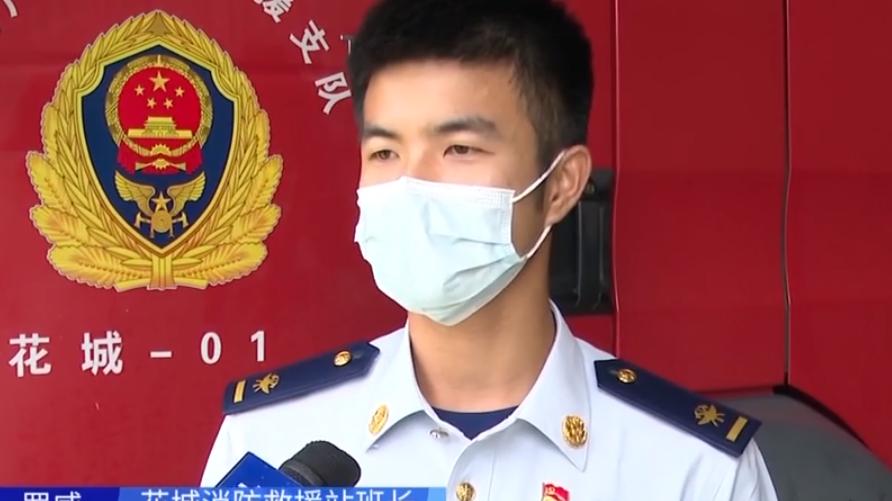 广州：车匙被代驾取走了，女子被困车内求助消防员！