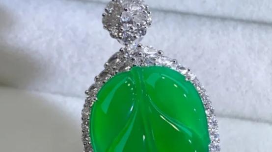 翡翠|翠轩一品-翡翠的绿是怎么来的，又改怎么划分？