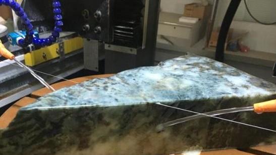 翡翠|重达几吨的翡翠原石，居然被1根细线切开！这是怎么做到的？