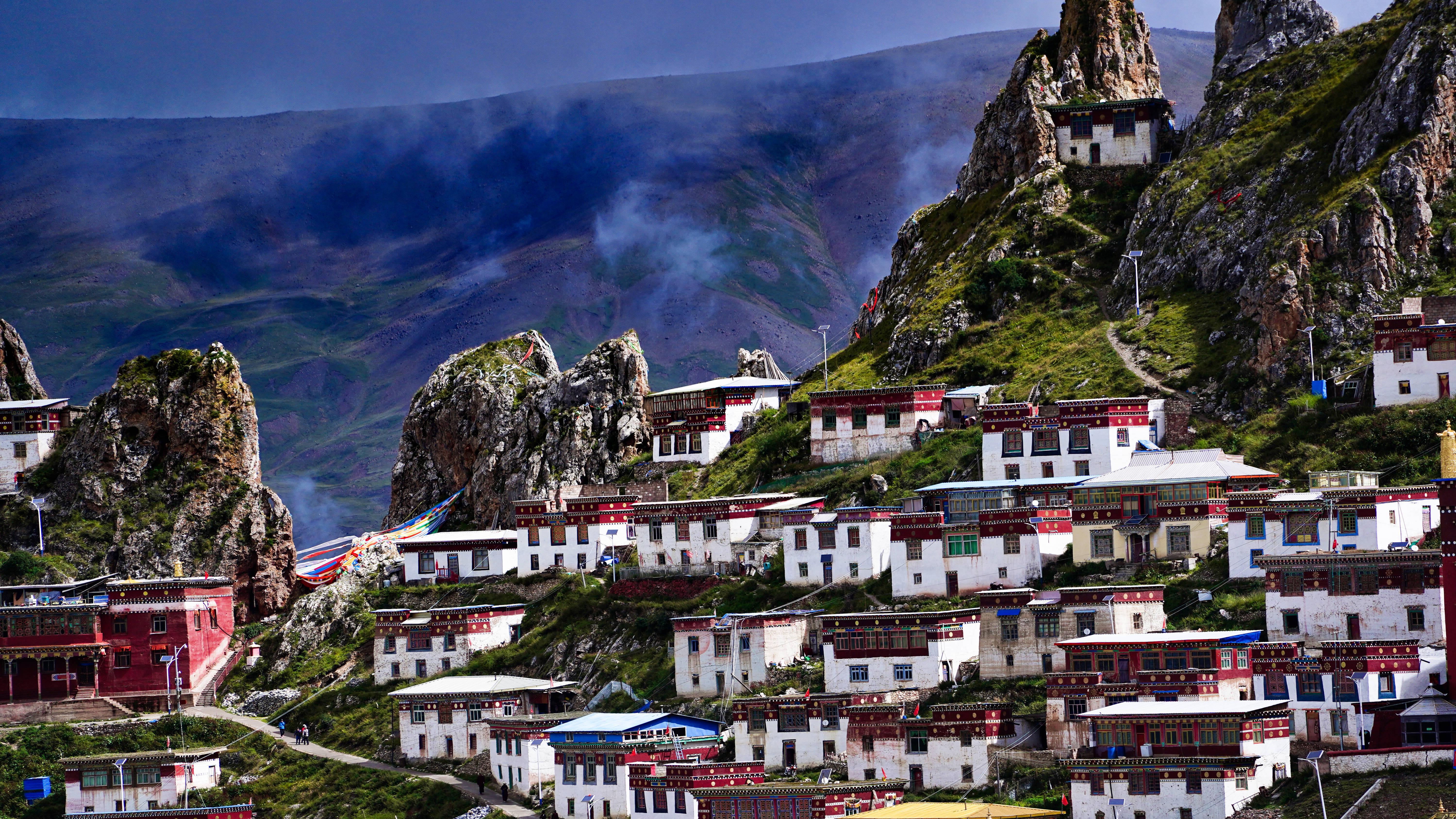 西藏|西藏海拔4800米高山上，又长出6座奇峰，藏族人在悬崖上建满房子