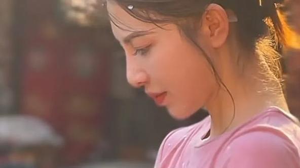 卖鱼妹妹之后，卖菜妹妹又闪亮登场了，相同的套路，相似的打扮