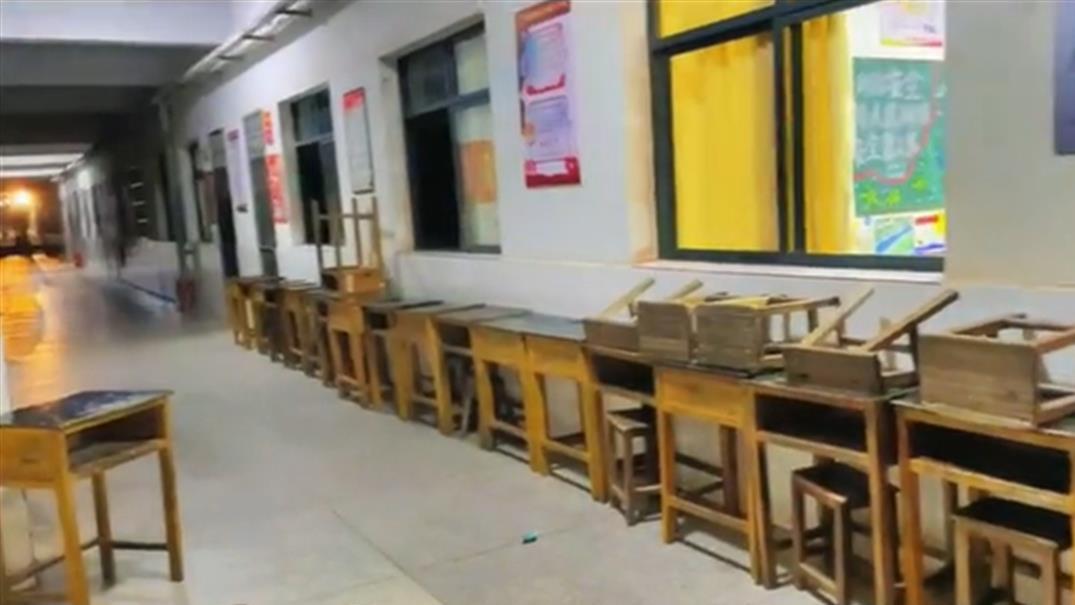 好人太难做，家长花1万元免费换桌椅被质疑，网友：你会出钱吗