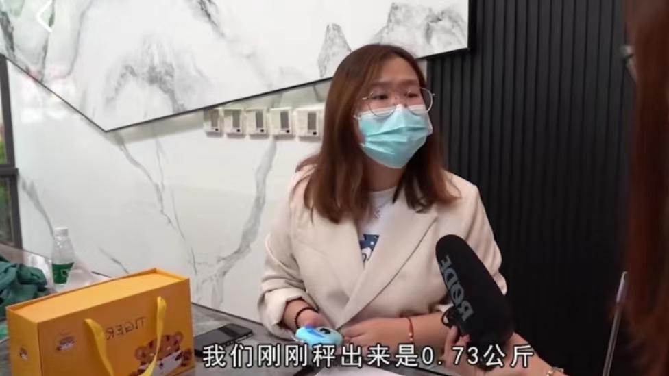 “0.73公斤是不是等于1460克！”广东广州，一男子买了一袋1200克的猫粮