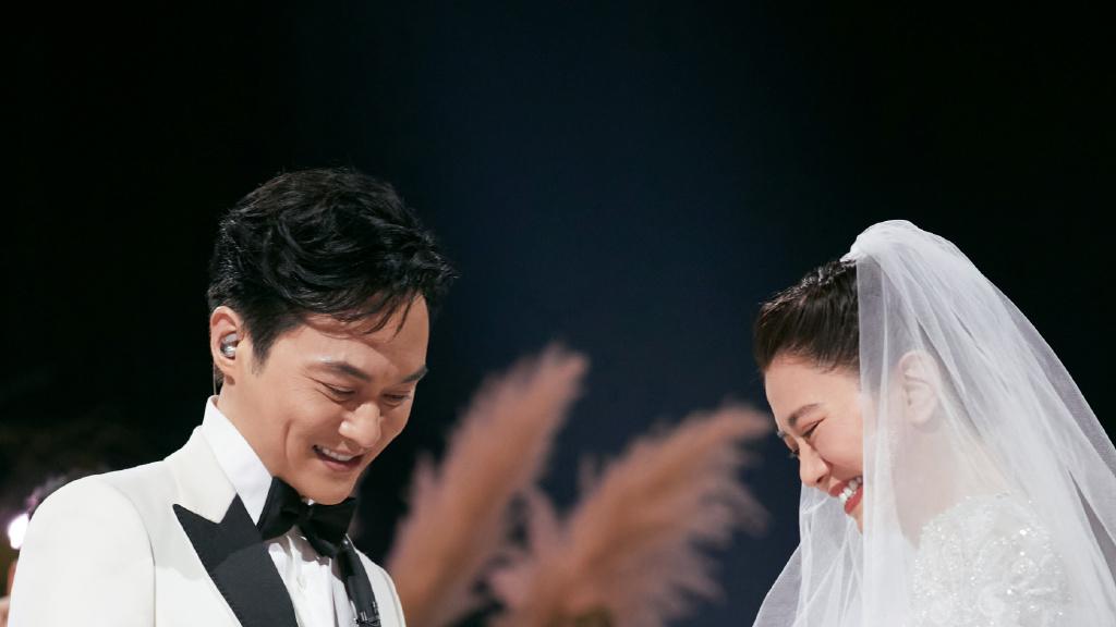 张智霖|张智霖袁咏仪夫妇再拍婚纱照，俩人深情对视如少男少女，感动