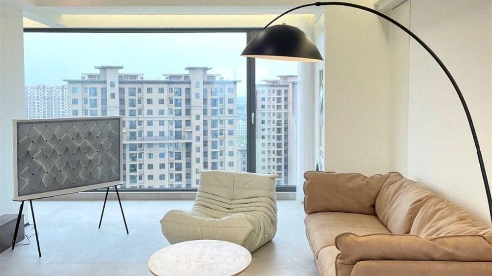 姑娘在县城买下自己的家，装修成“家徒四壁”风，减法生活太爽了