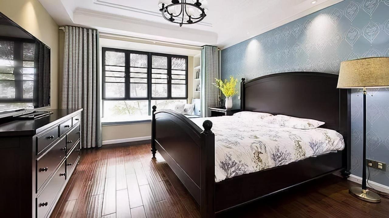 初次参观朋友的新房，一进门，就看到一个玄关柜比衣帽间还能装