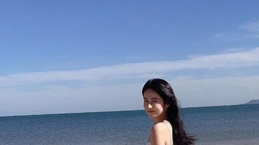 颖儿|颖儿穿吊带海边晒照，身材扁平无美感，与付辛博AA制婚姻怎样了？