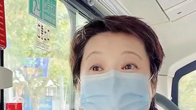 50岁袁立吃路边摊大口嗦粉，上班背超大包坐公交