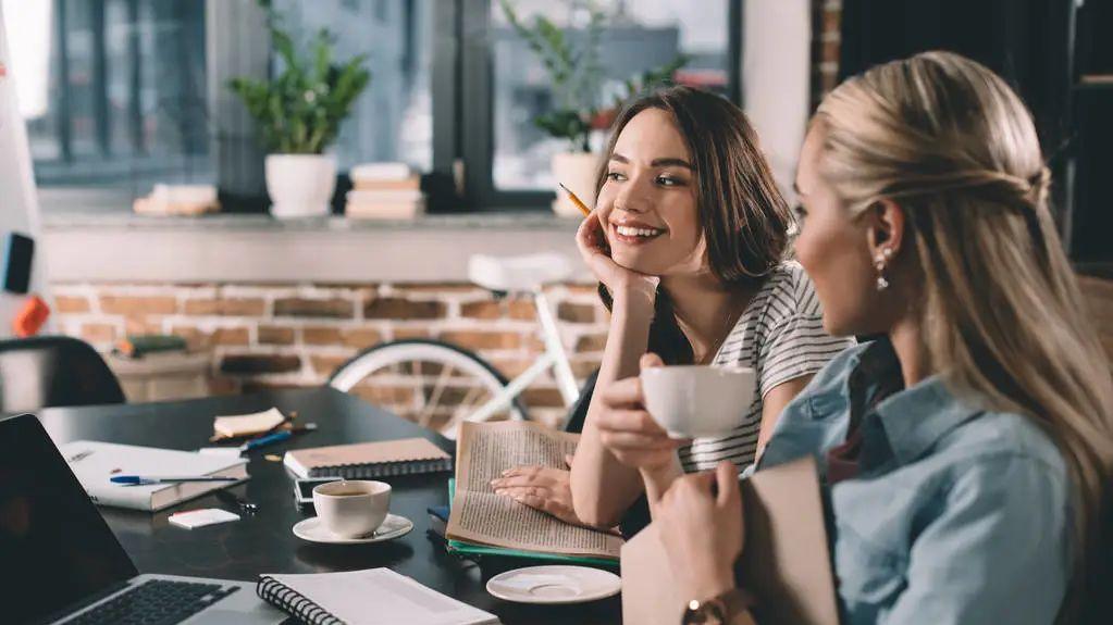连衣裙|主管辞职了，他帮助过我但却被我害了，我很自责把真相告诉了老板