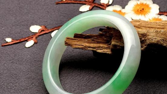 翡翠手镯|翡翠手镯的价格怎么估计？哪种手镯是好的？影响手镯价值的因素