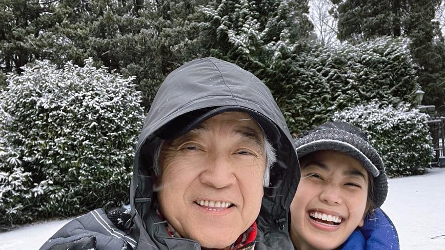 秦沛|77岁老戏骨移居国外！住豪华庄园大别墅，下雪后与女儿悠闲堆雪人